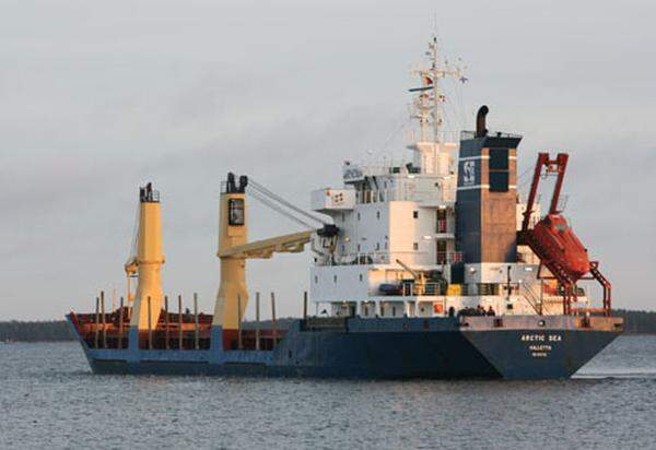Laut offiziellen russischen Angaben sollte die mit Holz beladene "Arctic Sea" am 4. August an der algerischen Küste anlegen. Seit 29. Juli fehlte jede Spur von dem Schiff (mehr: Chronologie eines Verschwindens)