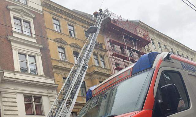 Mann stürzt auf Baustelle in Wien-Josefstadt ab