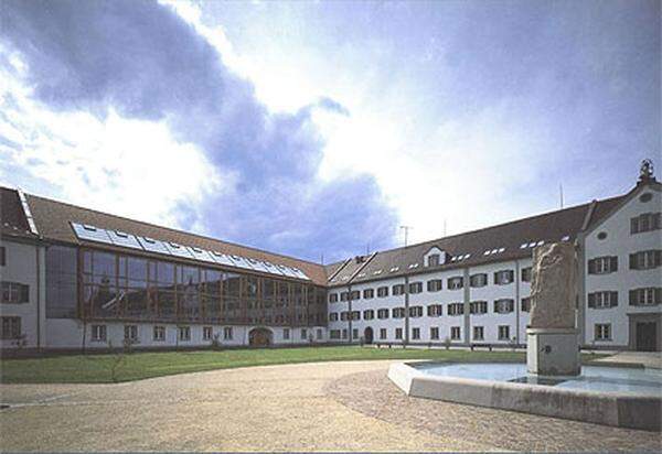 Auch eine Schule aus Vorarlberg ist auf der Liste der teuersten Institutionen: Das Collegium Bernardi / Privatgymnasium Mehrerau  in Bregenz. Wer sein Kind in das 1854 gegründete Zisterzienser-Privatgymnasium schicken will, zahlt zwischen 2700 (externe Schüler) und 11.880 Euro pro Jahr (Internat).