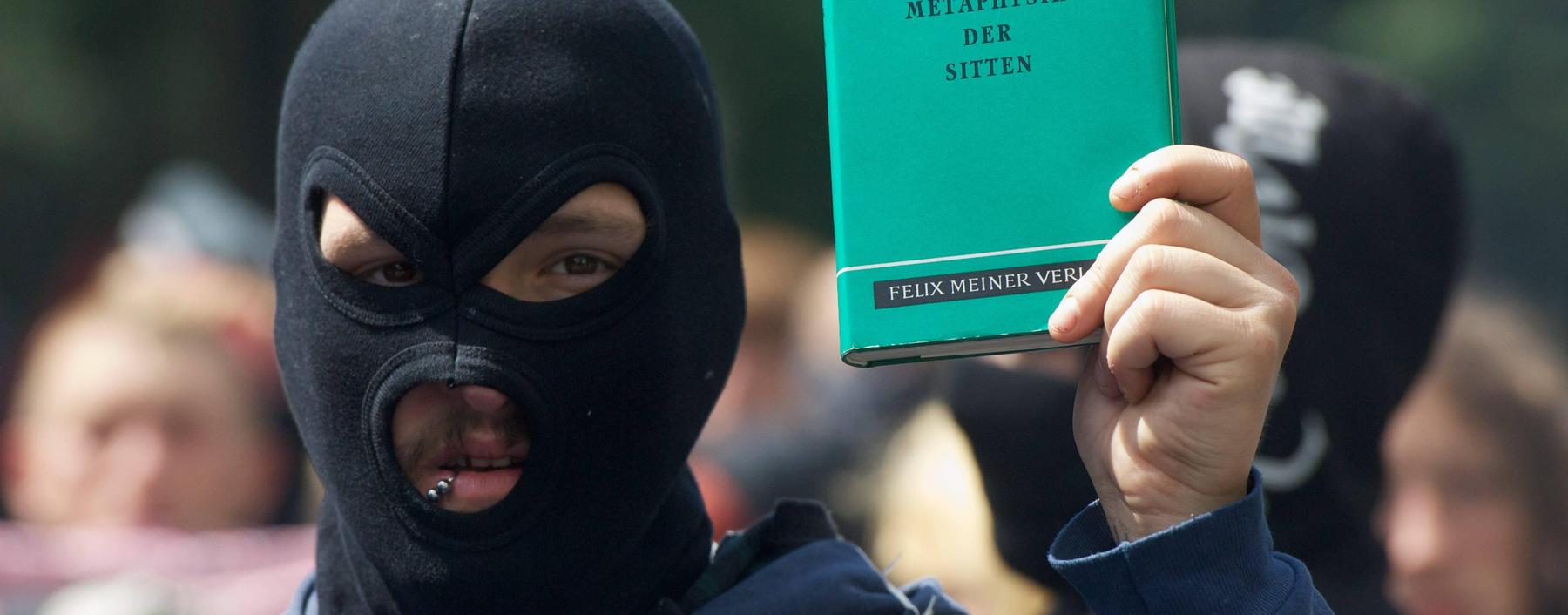 Auch dieser Bürgerschreck von der Antifa liest den bürgerlichsten aller Philosophen: Auf einer Demo in Hamburg von 2012.