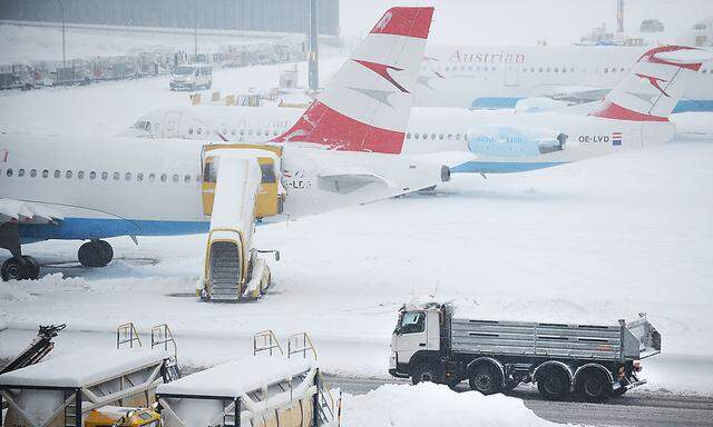 Durch den Schnee kam der Flugplan am Flughafen Wien-Schwechat auch am Freitag durcheinander.