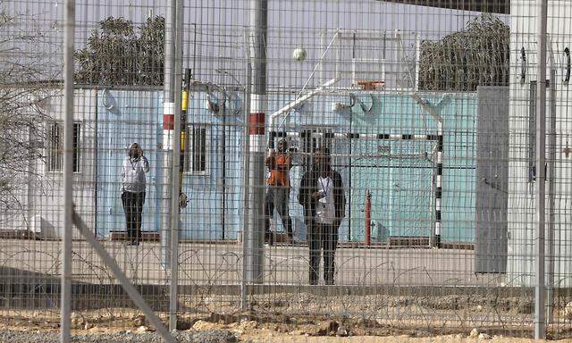 Im umstrittenen Flüchtlingslager in Holot bei der Wüste Negev sind viele Menschen aus Afrika untergebracht.