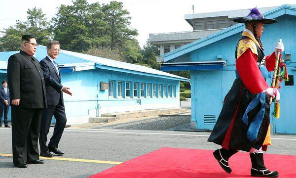 Natürlich durfte bei dem hochkarätigen Treffen das nötige Zeremoniell nicht fehlen: Ein Ehrengarde begleitete Kim und Moon über einern roten Teppich zu einem Festakt, bevor sich die beiden in das Freiedenshaus in Panmunjom zu politischen Gesprächen begaben.
