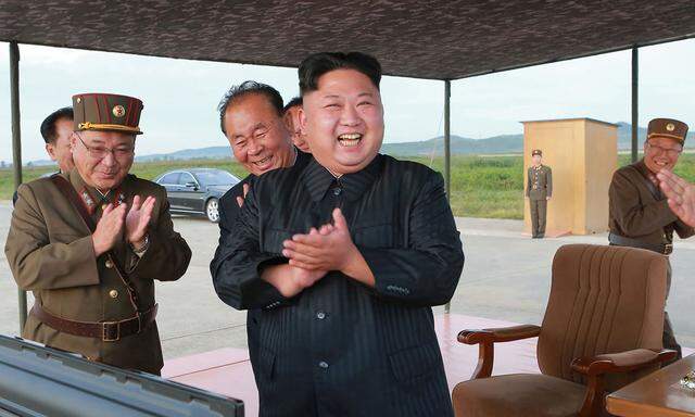 Glücklicher Kim: Freude des nordkoreanischen Diktators und seines Entourages nach dem jüngsten Raketentest.