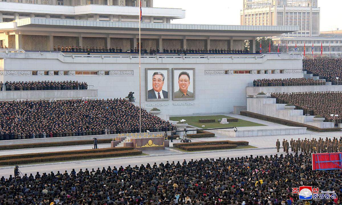 Wie am Samstag auf Fotos in der Parteizeitung "Rodong Sinmun" zu sehen war, versammelten sich tausende Soldaten und Zivilisten auf dem Kim-Il-Sung-Platz in der Hauptstadt Pjöngjang, der mit riesigen Porträts des ehemaligen Machthabers dekoriert war.
