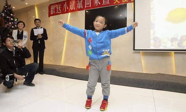 Der kleine Guo Bin durfte am Donnerstag das Krankenhaus verlassen.