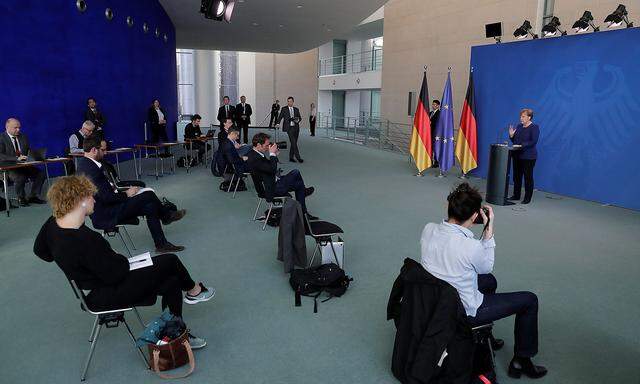 Abstand halten: bei Pressekonferenzen der deutschen Kanzlerin Angela Merkel funktioniert das schon länger einigermaßen gut. Nun könnten auch Schulen und Gechäfte teilweise wieder aufsperren.