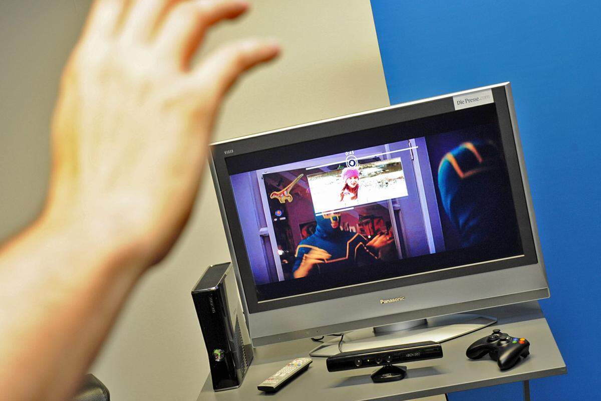 Für Videos aus dem Zune-Marktplatz gibt es ebenfalls Kinect-Unterstützung. Mit der Hand kann der Film angehalten, vorgespult und wieder fortgesetzt werden. Bei Spulvorgängen zeigt ein kleines Vorschaufenster, was als nächstes zu sehen wäre. Mehr als ein nettes Gimmick ist das aber auch nicht.