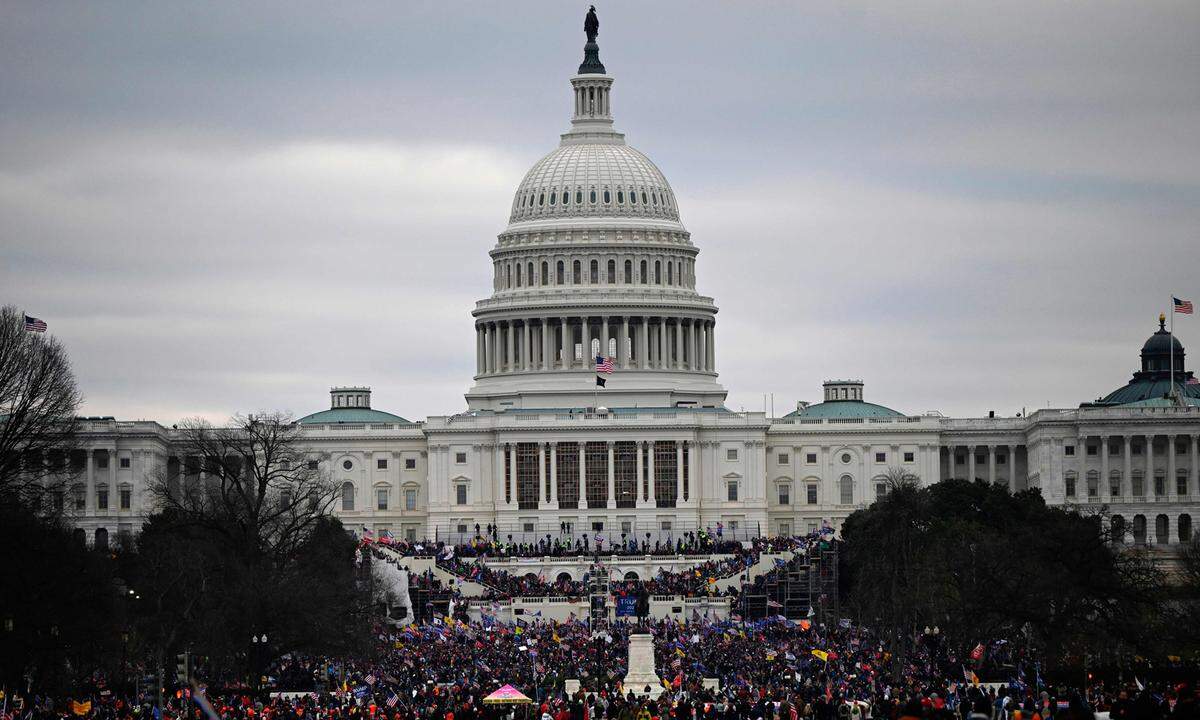 Chaos in Washington D.C. Wütende Demonstranten stürmten am Mittwoch das Kapitol, wo in einer Kongresssitzung die Bestätigung des Wahlsiegs von Joe Biden auf der Tagesordnung stand.