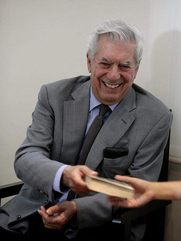 Vargas Llosa wurde am 28. März 1936 in Arequipa (Peru) in eine großbürgerliche Familie hineingeboren. In jungen Jahren war er linker Rebell. Unter dem Eindruck zwei linker Diktaturen in seiner Heimat und der Entwicklung von Castros Kuba entwickelte er sich zu einem Vertreter der bürgerlichen, liberalen Mitte.