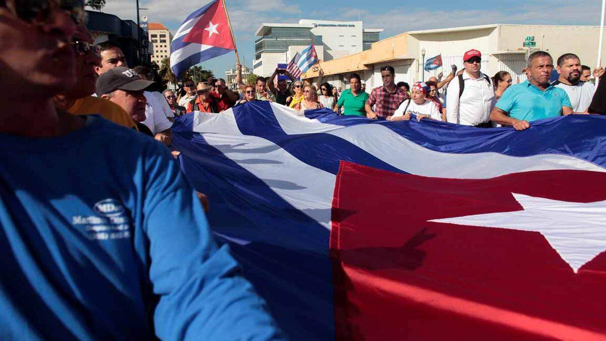 Auch Julio Sixto glaubt, dass der Tod von Fidel Castro den Kubanern mehr Freiheit bescheren wird. "Raul Castro und seine Unterstützer werden sich aber an die Macht klammern. Sie sind eine Minderheit, aber sie verfügen über die Macht der Gewalt", sagt der Exil-Kubaner, der schon seit 54 Jahren in Miami lebt.