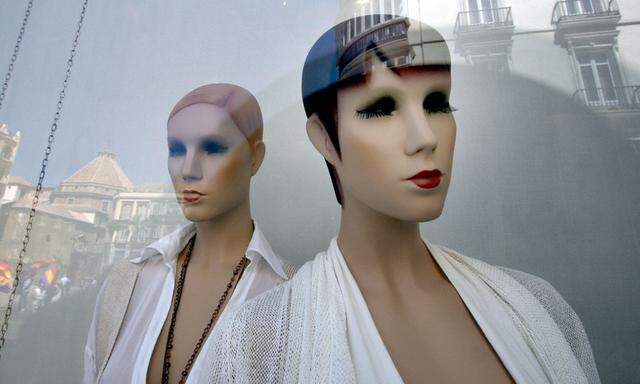 Modeketten spionieren Schaufensterpuppen Kunden