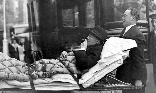 Der britische Premier Winston Churchill auf dem Weg ins Krankenhaus. Er rauchte pro Jahr an die 3000 Havanna-Zigarren.