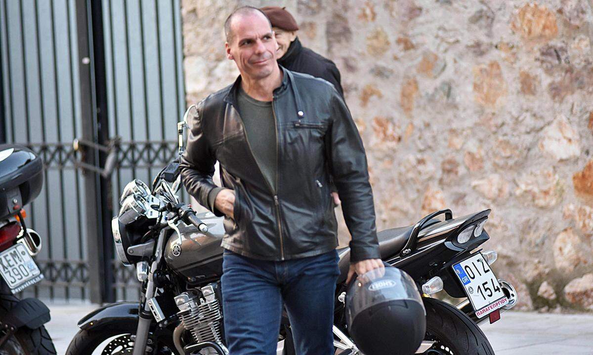 Und so kennen die Athener Varoufakis, der mit seiner Frau in einem Penthouse im teuersten Stadtviertel von Athen unterhalb der Akropolis lebt. Er gilt als "Popstar" der Ökonomie und pflegt sein Image als Rebell. Sein Ego wird von Weggefährten als riesengroß beschrieben. Der linke Wirtschaftsprofessor habe eine scharfe Zunge und provoziere gern.