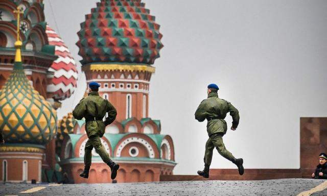 Soldaten am - vor der für Freitag geplanten Zeremonie abgesperrten - Roten Platz in Moskau.