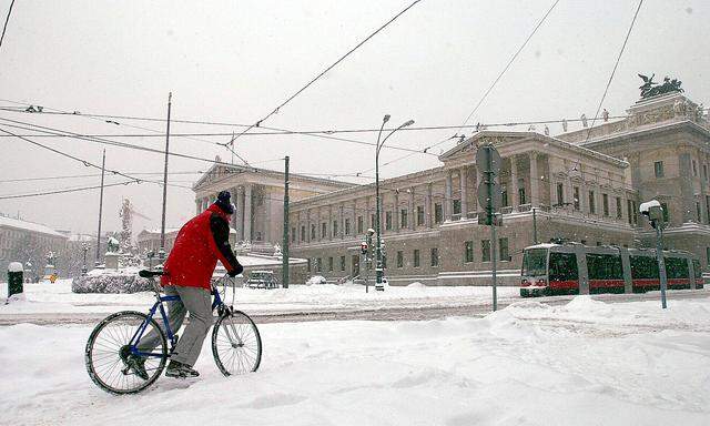 Im Jahr 2004 war das Radfahren in Wien aufgrund der Schneelage ein wenig schwieriger als heute. 