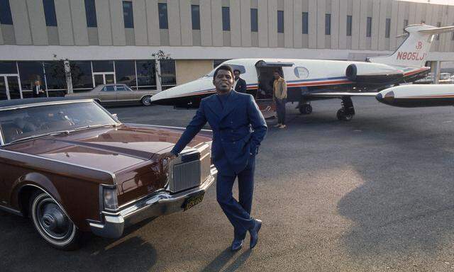 Auch James Brown hatte einen. Der US-Soul-Sänger vor seinem Learjet 24 am Flughafen von Los Angeles, 1969.