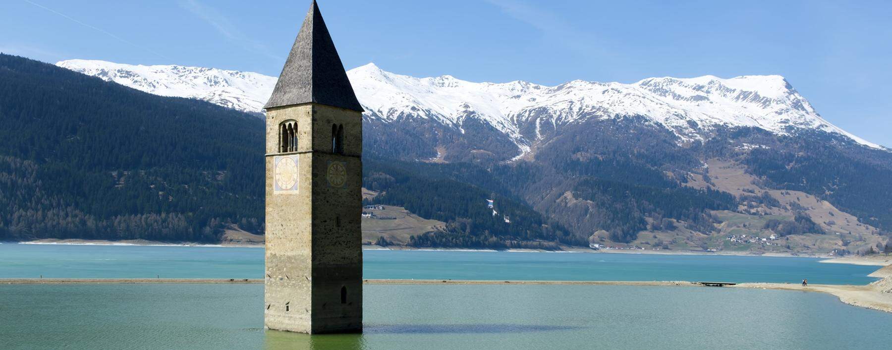 Der romanische Kirchturm von Graun wurde durch das Denkmalschutzgesetz bewahrt. Als einziger sichtbarer Rest des Dorfes. 