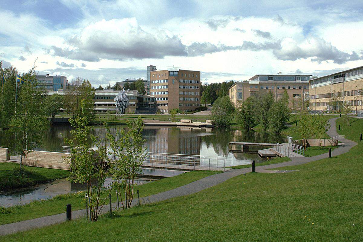 Daneben planen die Schweden ein Programm, das die jungen Einflüssen in der Stadt widerspiegelt: Von rund 117.000 Einwohnern ist fast jeder Dritte Student, den Umeå ist Heimat einer großen Universität mit mehr als 50 Instituten und mehr als 20 Forschungszentren. Gegründet wurde die Uni 1965. In den vergangenen 50 Jahren hat sich die Bevölkerungszahl mehr als verdoppelt.  Im Bild: 1998 eröffnete in Umea eine McDonald's-Filiale. Nach Protesten mit Polizeischutz. 