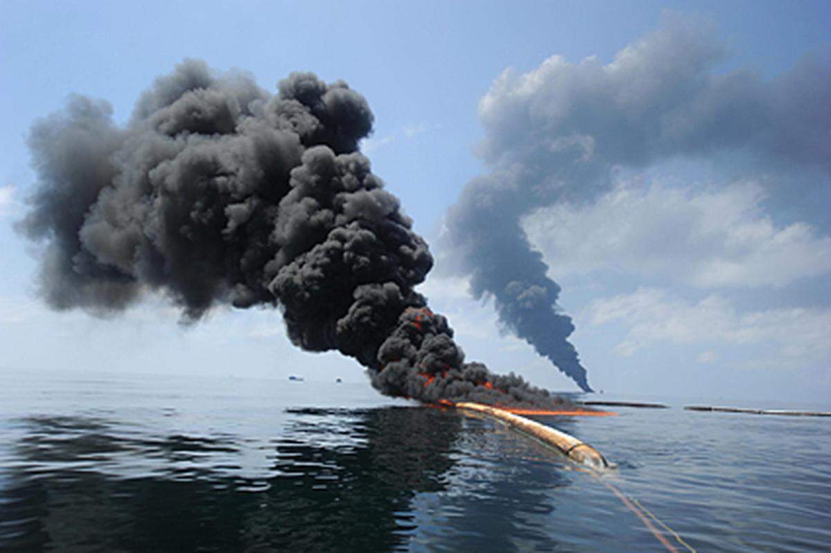 Die Ölplattform "Deepwater Horizon" ist vor der Südküste der USA explodiert, in Flammen aufgegangen und schließlich gesunken.