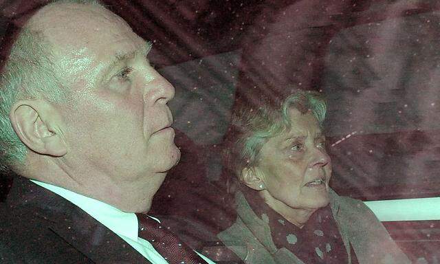 Archivbild: Hoeneß mit seiner Frau nach der Urteilsverkündung im März