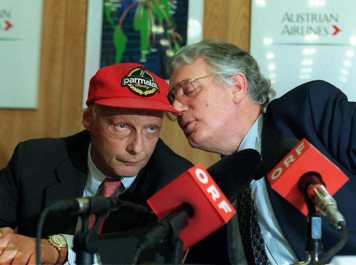 Der Machtkampf zwischen Niki Lauda und AUA-Vorstand Mario Rehulka eskaliert immer stärker. Lauda verliert und tritt im Oktober 2000 als Vorstandsmitglied zurück. Auch Fliegen darf er nicht mehr. Ein Jahr später übernimmt die AUA auf Druck der Politik die Lauda Air komplett - samt eines riesigen Schuldenbergs.