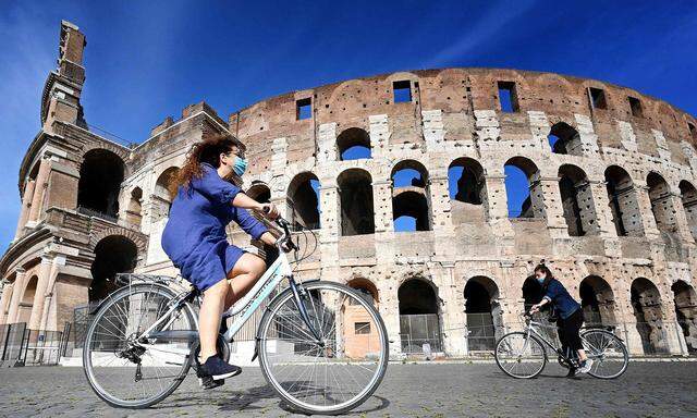 Keine Touristen, nur vereinzelt Menschen mit Gesichtsmaske: Das Kolosseum in Rom während der Coronakrise.
