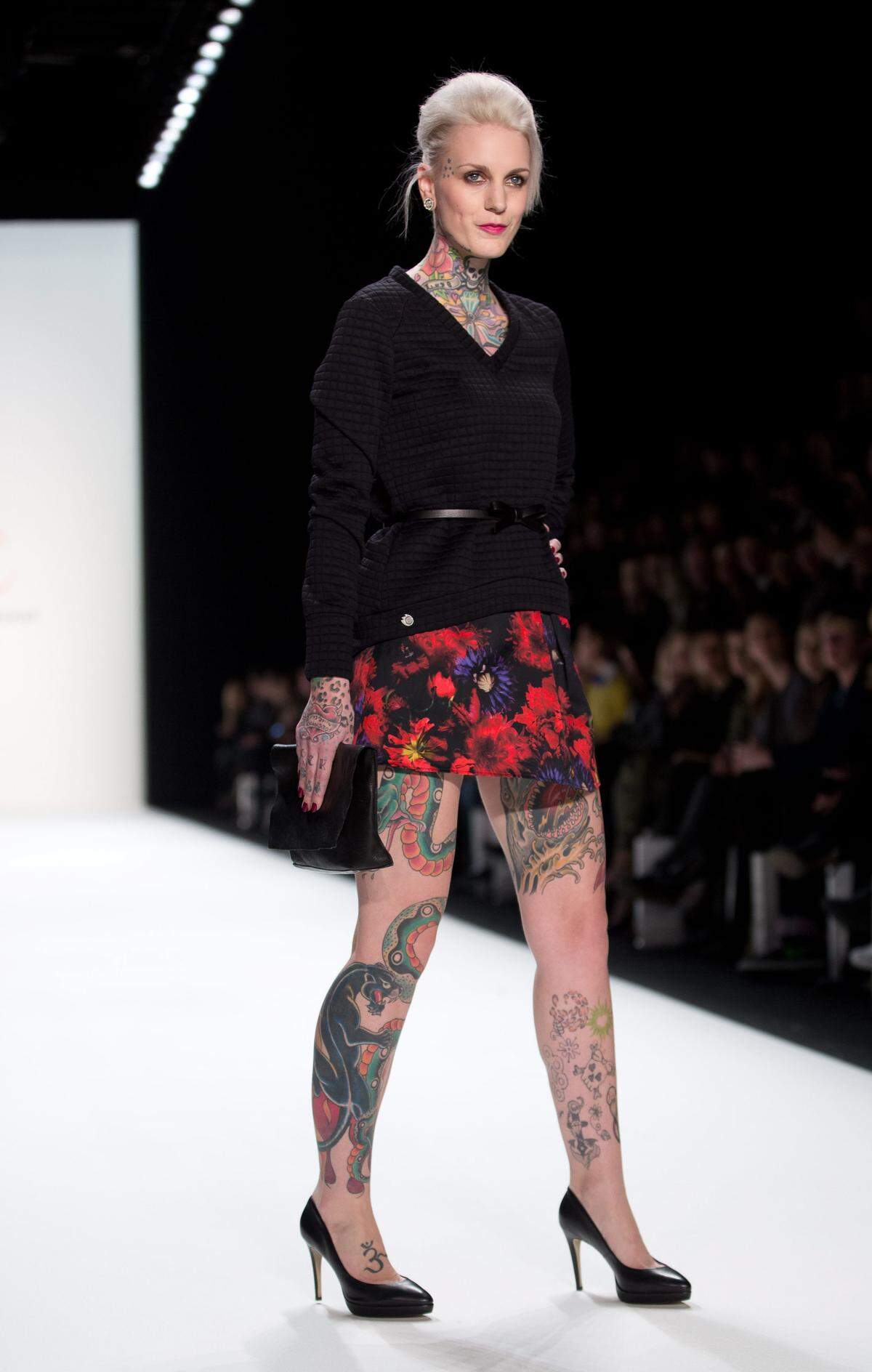 Tattoo-Model Lexi Hell zeigte sich auf dem Laufsteg von Anja Gockel.
