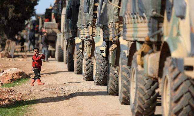 Ein türkischer Militärkonvoi in dewr Nähe von Idlib.