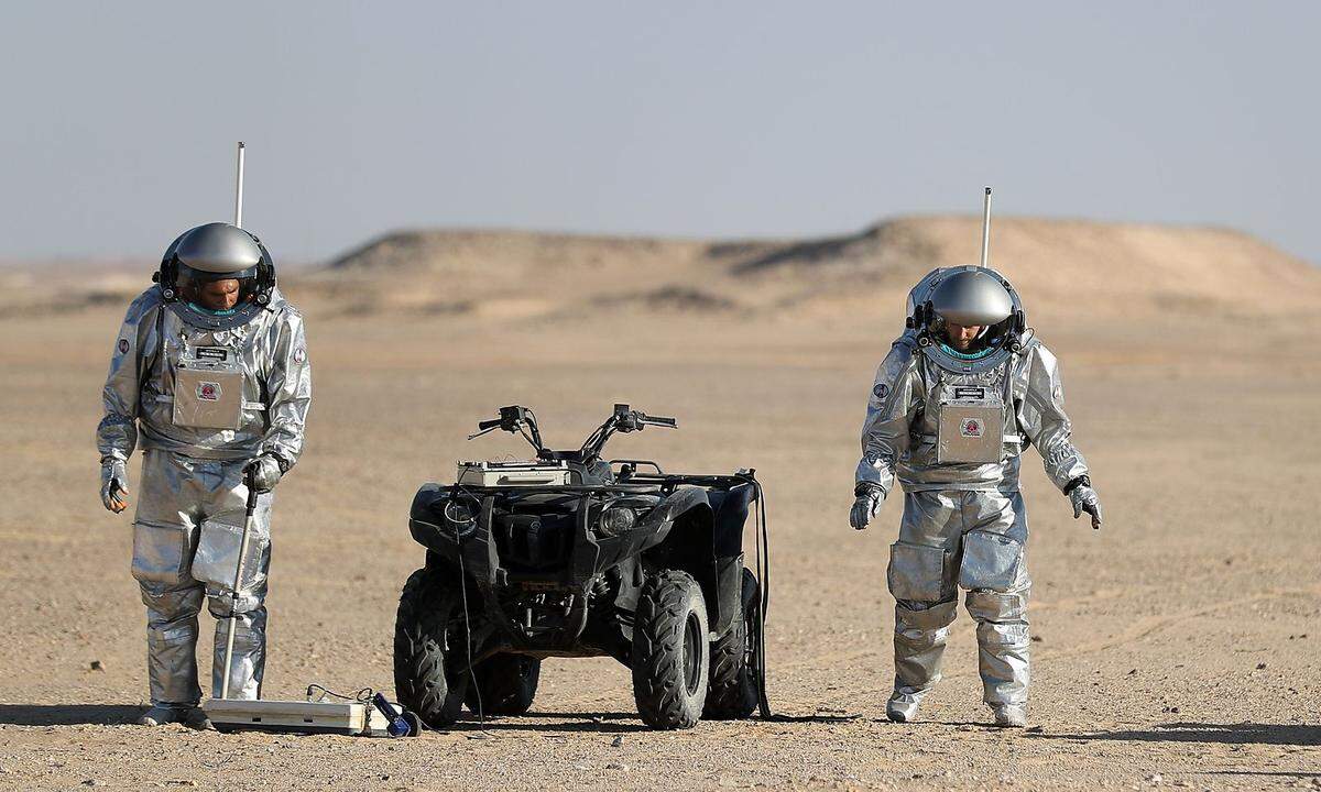 Ziel ist, mit den Erkenntnissen aus 19 vor Ort durchgeführten Experimenten zur Vorbereitung künftiger bemannter Marsmissionen beizutragen. "Im Experiment Mimic zeichnen wir etwa auf, wie wir uns unterhalten. Anhand der Sprache wird dann das Stresslevel bestimmt", erklärt Köhler. Mimic ist einer von drei Versuchen der TU Graz.