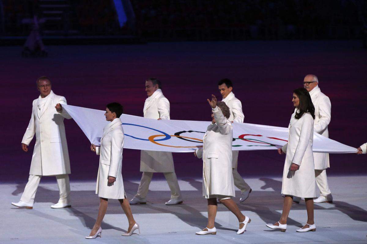 Acht russische Persönlichkeiten trugen die olympische Fahne ins Stadion.