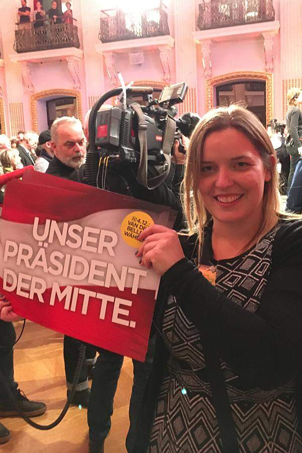 Transparente mit der Aufschrift "Unser Präsident der Mitte" wurden verteilt. Bis der kam, dauerte es aber noch eine ganze Weile.