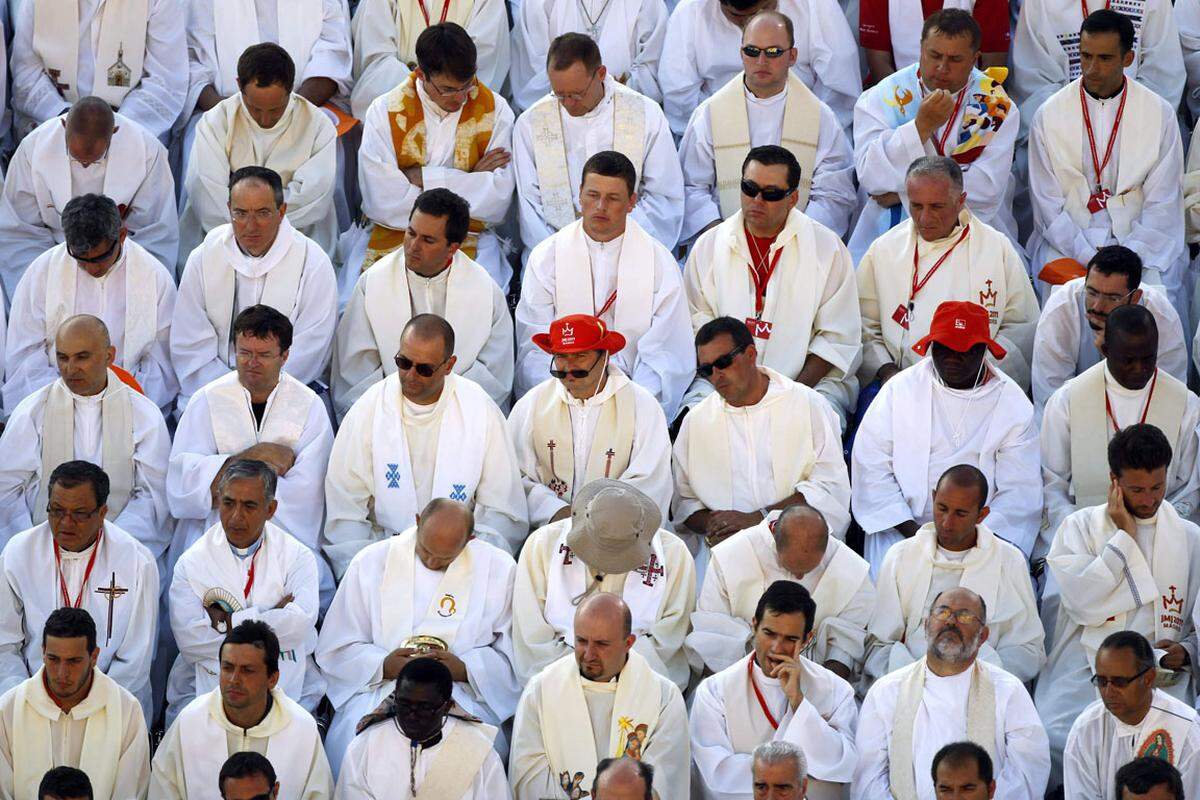 An der Eröffnungsmesse nahmen 800 Bischöfe, Erzbischöfe, Kardinäle und 8000 Priester teil, darunter auch Kardinal Christoph Schönborn und fünf Bischöfe aus Österreich. Insgesamt werden am Weltjugendtag 14.000 Priester aus aller Welt erwartet.