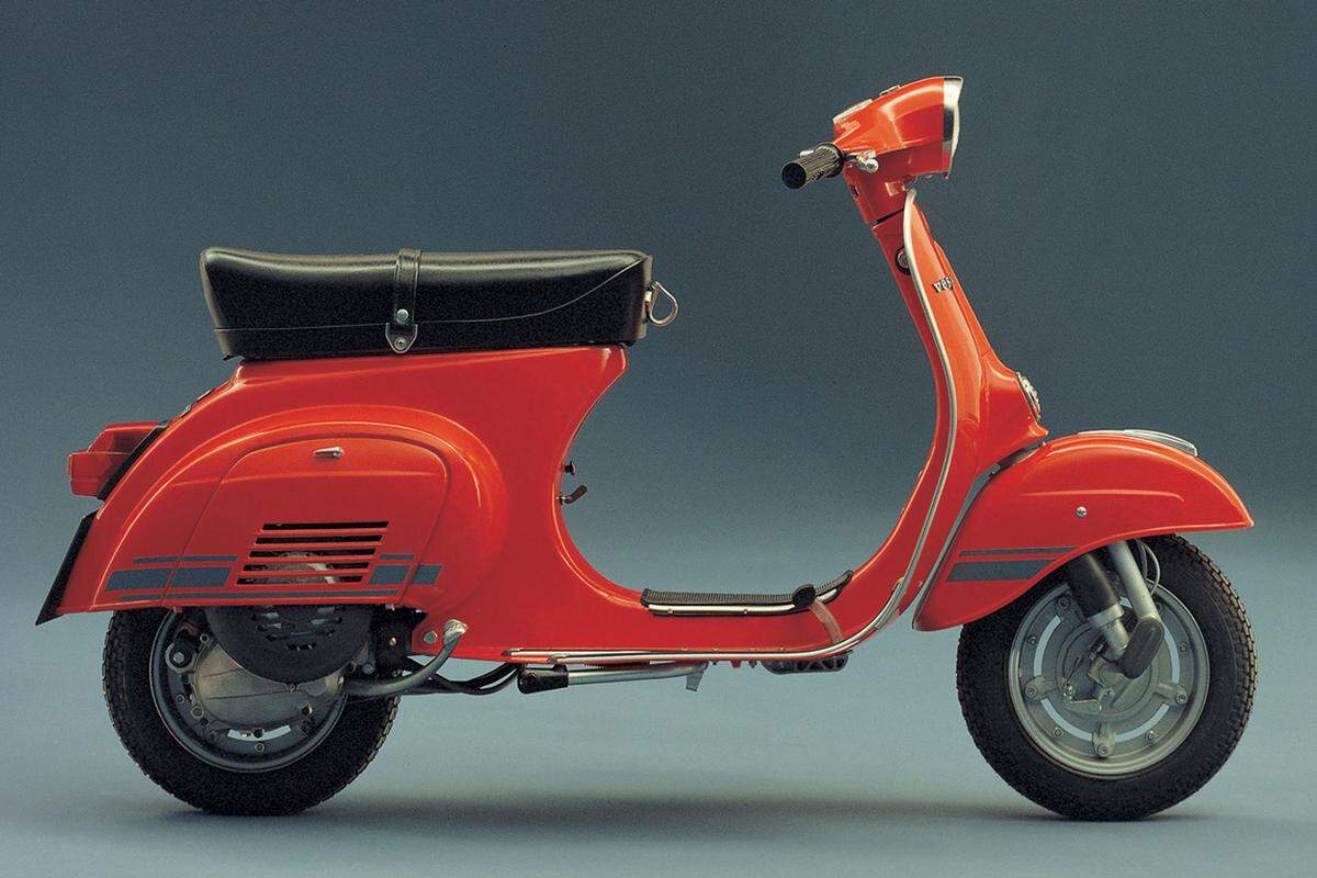Ob der Namen Vespa (italienisch für Wespe) den pummeligen Popsch oder das kernige Motorgeräusch meint, weiß heute niemand mehr. (Im Bild: Vespa 125 Primavera ET3 aus dem Jahr 1976.)