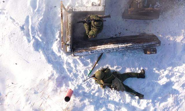 Gemeinsames Manöver im Schnee von Belarus im Dezember