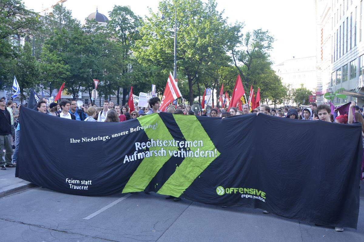 Weitere Bilder vom Totengedenken und den Gegen-Protesten: Der Start der Demonstration gegen den Festakt der Burschenschaften.