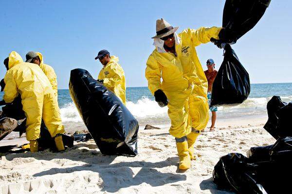 Auf der Insel East Grand Terre findet man bis heute entsprechende Beweise: Dort liegen dunkle, klebrige Teer-Klümpchen im Sand.