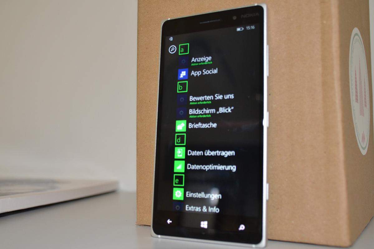 Über Windows Phone 8.1 scheiden sich die Geister. Entweder man liebt es, oder man hasst es. Für Umsteiger ist es auf jeden Fall gewöhnungsbedürftig, da es nicht intuitiv ist und man viel Zeit mit Suchen verbringt, wenn man ein Neuling auf diesem Gebiet ist.
