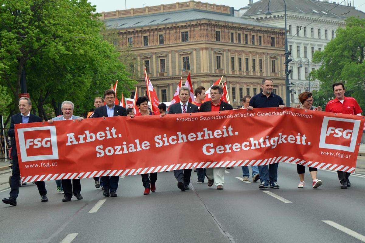 Dicht auf den Fersen folgen Arbeiterkammer-Chef Rudolf Kaske (links) und ÖGB-Präsident Erich Foglar (mitte). Ihr Anliegen zum Tag: "Wir treten ein für Arbeit mit fairen Einkommen und mit gerechten Rahmenbedingungen."