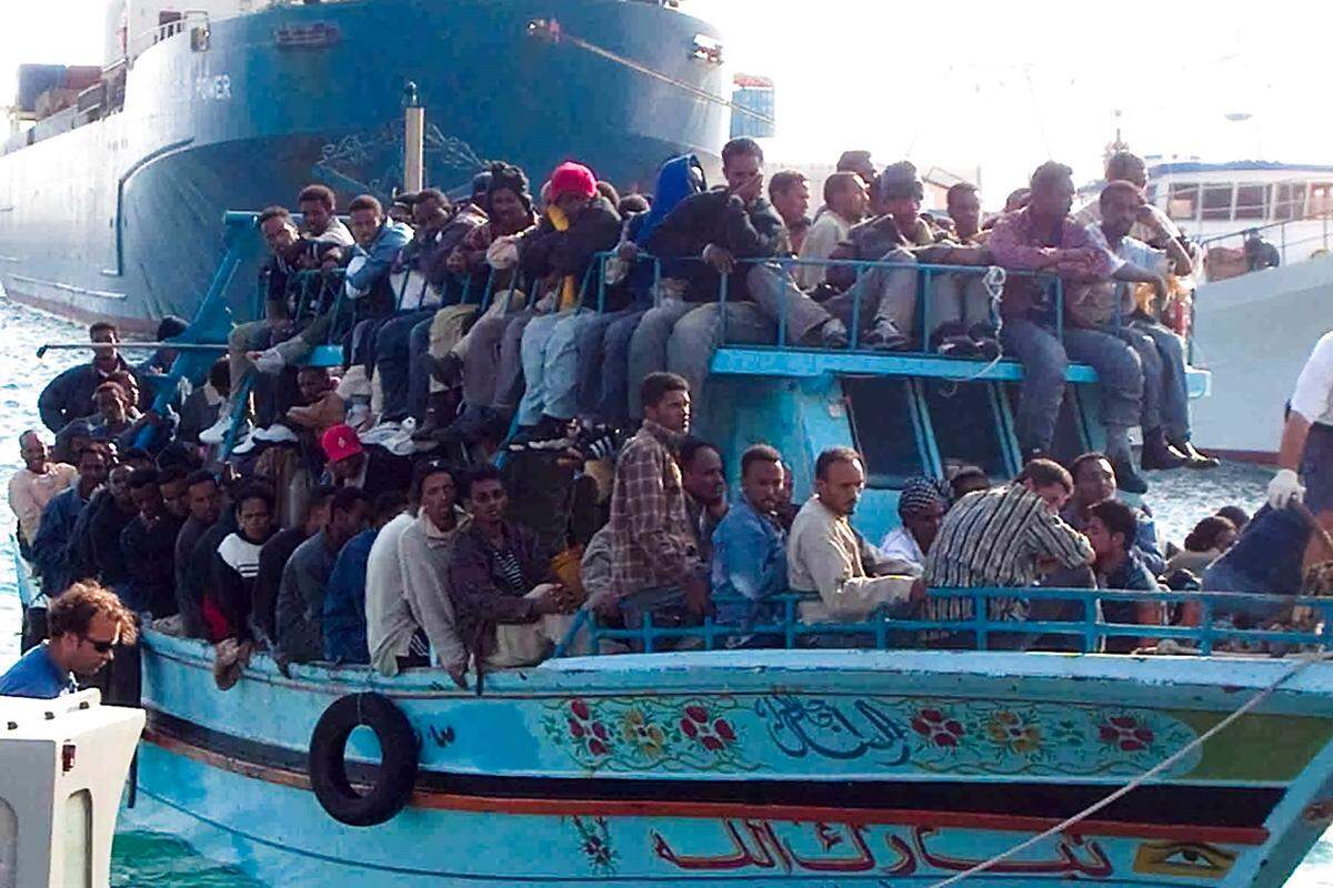 Nach EU-Angaben sind vor den Unruhen in arabischen Ländern bisher bis zu 7000 Menschen in die Europäische Union geflohen. Über die Zahl der wegen der Libyen-Krise Geflüchteten gibt es zurzeit nur Schätzungen - insgesamt werden bis zu 300.000 Flüchtlinge erwartet.Der Großteil kommt aus Tunesien und ist auf der italienischen Insel Lampedusa (südlich von Sizilien; im Bild) angekommen.