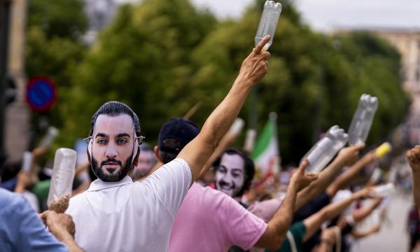 Mit seinem Konterfei: Eine Demonstration für die Freilassung Toomaj Salehis. 
