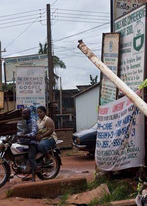 In der Stadt Enugu leben rund 750.000 Menschen. Ganz Nigeria hat fast 200 Millionen Einwohner.