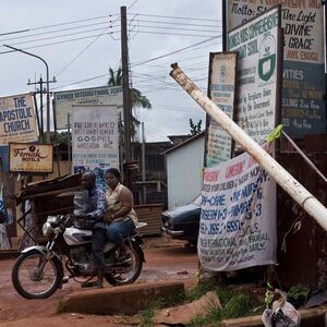 In der Stadt Enugu leben rund 750.000 Menschen. Ganz Nigeria hat fast 200 Millionen Einwohner.