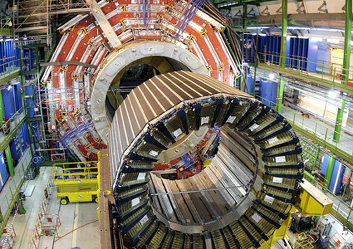 Gleich zwei Forschergruppen stellten im September die Sichtung sogenannter magnetischer Monopole in Spin-Eis vor, einer exotischen magnetischen Materialklasse, die abwechselnd nur einen magnetischen Nord- oder Südpol besitzen. Die Existenz dieser Monopole war bereits 1931 von dem britischen Theoretiker Paul Dirac vermutet worden. Seitdem hatten Forscher sie vergeblich vor allem in Teilchenbeschleunigern wie dem Large Hadron Collider (LHC) des CERN nachzuweisen versucht.