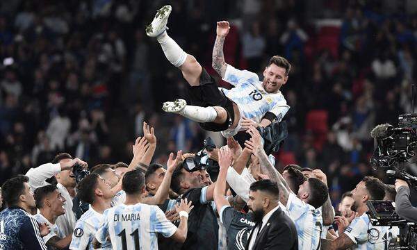 Lionel Messi of Argentina celebrates the victory with team mate after the victory of the Finalissima trophy 2022 footba