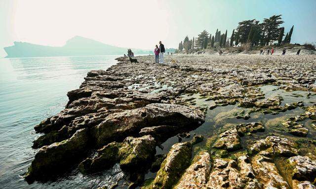 Trügerische Idylle: Die Felsen der Insel San Biagio im Gardasee sind nur deshalb zu sehen, weil der See extrem wenig Wasser führt. Spaziergänger können über den so entstandenen Weg trockenen Fußes die Insel erreichen.