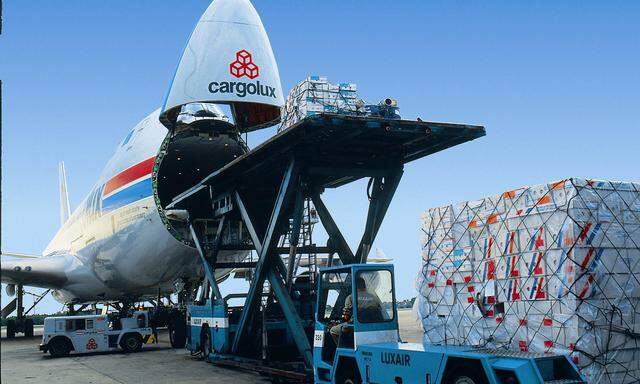 Temu-Pakete werden via Flugzeug nach Europa gebracht, das bringt die Luftfracht an ihre Kapazitätsgrenzen.