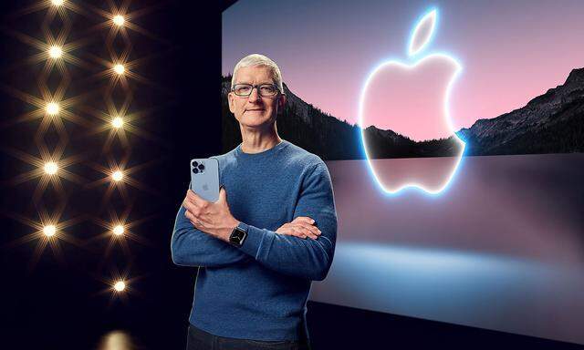 Apple-CEO Tim Cook und das neue iPhone13 Pro. 