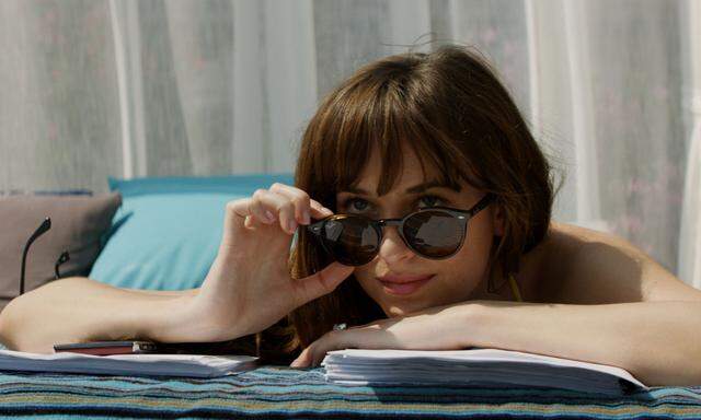 „Fifty Shades Freed“: Ana (zauberhaft: Dakota Johnson) will sich an der Cˆote d’Azur ausziehen, ihr Gemahl erlaubt es nicht, sie wartet, bis er weg ist.