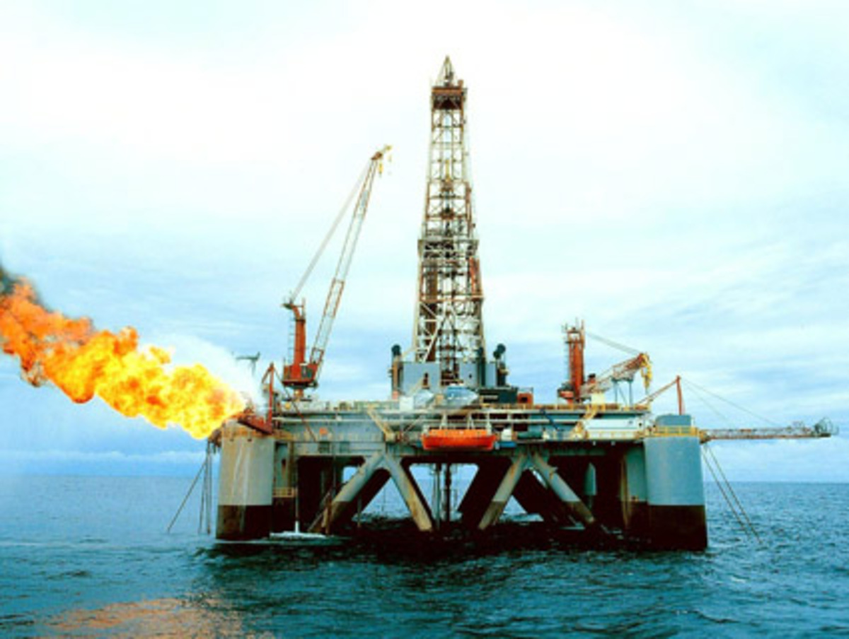 Eugene Isenberg ist aktueller Geschäftsführer der "Nabors Industries". Das Unternehmen ist im Bereich der Öl-Exploration und Bohrungen tätig. Seine bisherigen Bezahlungen belaufen sich seit Ende 1999 in Summe auf 518 Millionen Dollar.